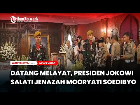 Datang Melayat, Presiden Jokowi Salati Jenazah Mooryati Soedibyo di Saf Terdepan