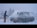 猛吹雪の雪山で冬仕様にDIYした20年前ハイエースでソロ車中泊【VANLIFE】