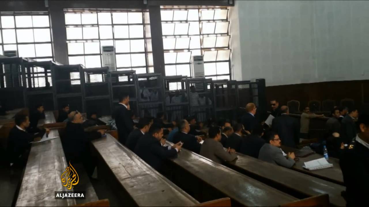 مصر تؤجل محاكمة صحفيي قناة الجزيرة