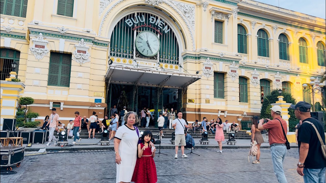 Tháng 12/2025, loanh quanh Saigon : bưu điện thành phố , đi ăn bánh tằm , bò bía ngọt . 