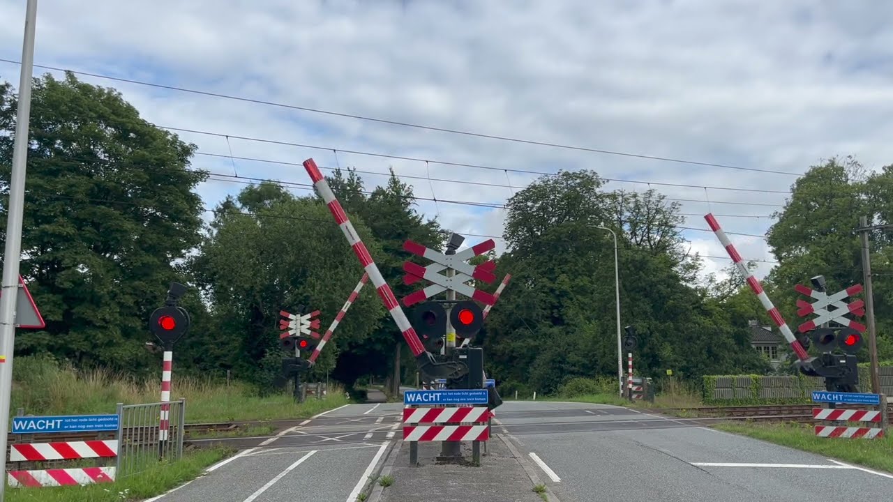 Spoorwegovergang Glimmen // Dutch Railroad Crossing