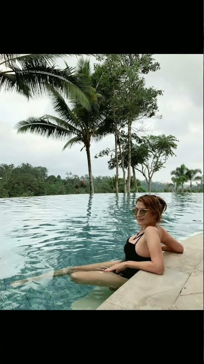 Tamara Bleszynski di kolam renang