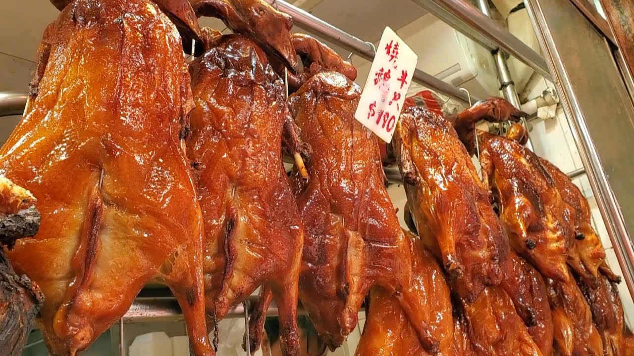 食客好有心經常買鷄/腩骨拜神 #香港燒臘 #燒豬#燒鵝#叉燒#白切鷄 #新强記 #HongKonFood Crispy Skin ...