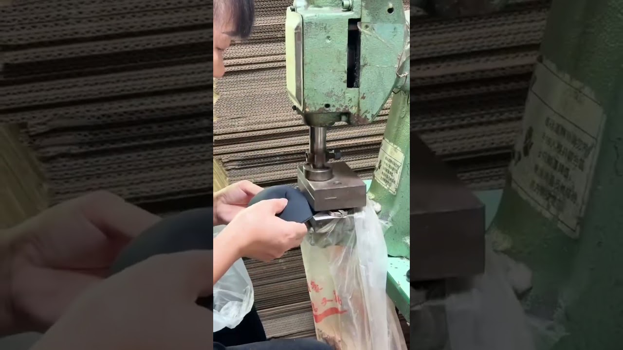 Satisfactory sewing: install bra pad buckle 