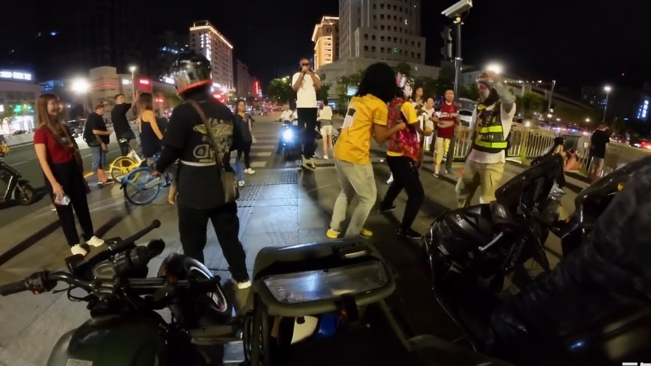 根本不懂为什么会社恐，直接在大马路上蹦迪！#显眼包 #社牛 #社死