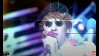 The damned's captain sensible co presenting razzamatazz, late 1983. i
recorded this on a slightly worn sony beta l750 tape, using c6. tape
was run...