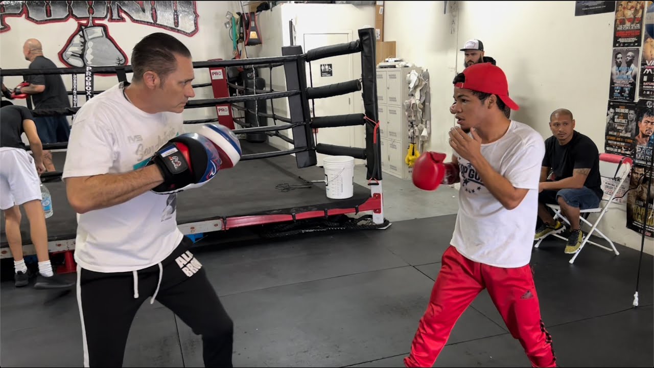 ERIC "MINI PACMAN" ROSA 5-0 1KO & BOB SANTOS PERFECT RIGHT HAND DURING HAND MITTS DRILL | TRAINING