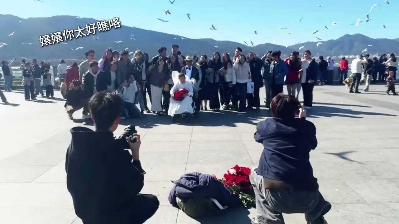 A couple took wedding photos, and a stranger "snatched the spotlight," touching us all.