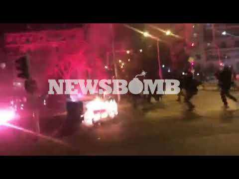 newsbomb.gr: Η στιγμή της επίθεσης σε αστυνομικό στη Νέα Σμύρνη