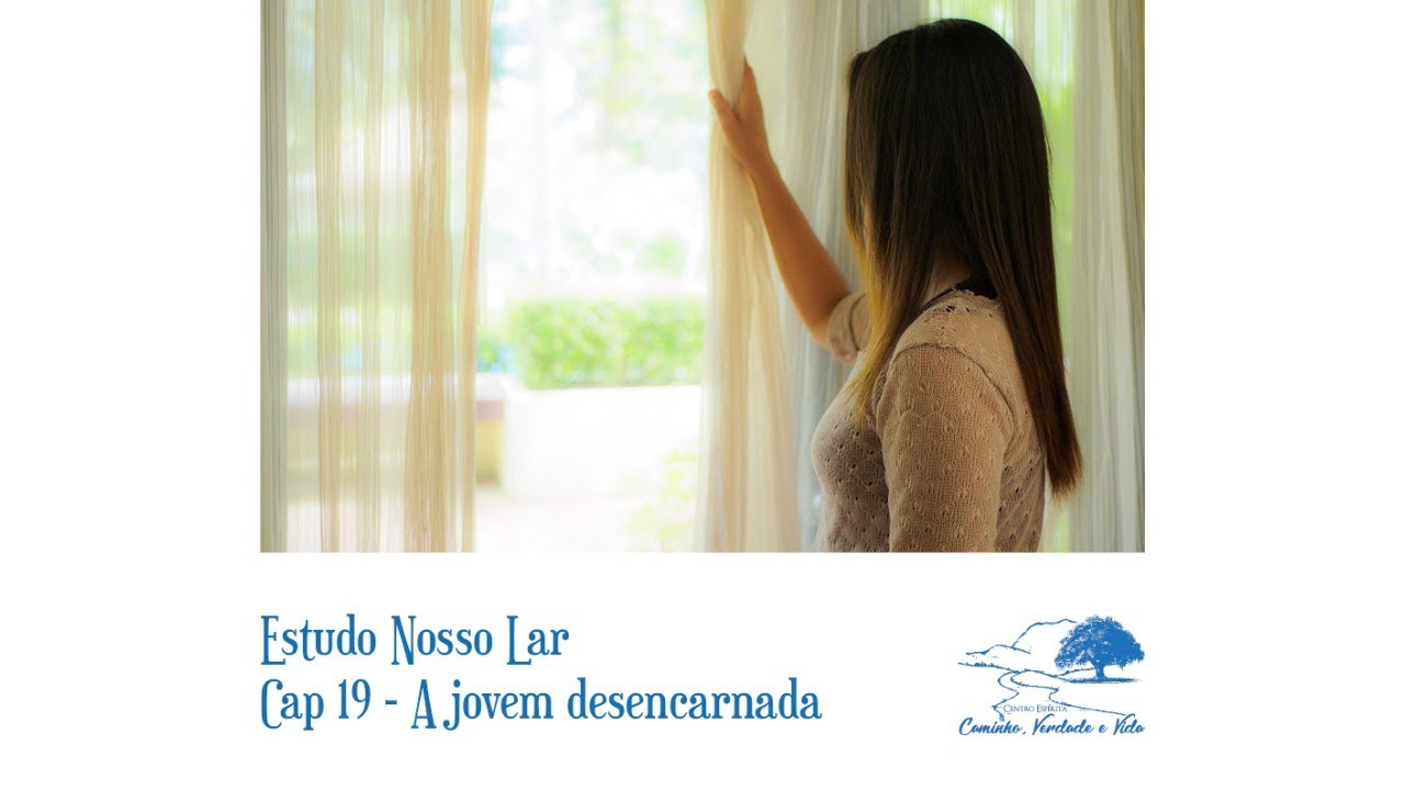 Девушка выглядывает из окна дома