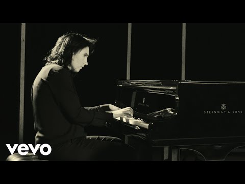 Putar Amber Maze - Olivia Belli