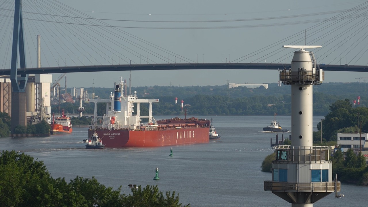 Shipspotting in Hamburg/ Big Containerships, Large Bulker, Tanker, Cruiseship and more