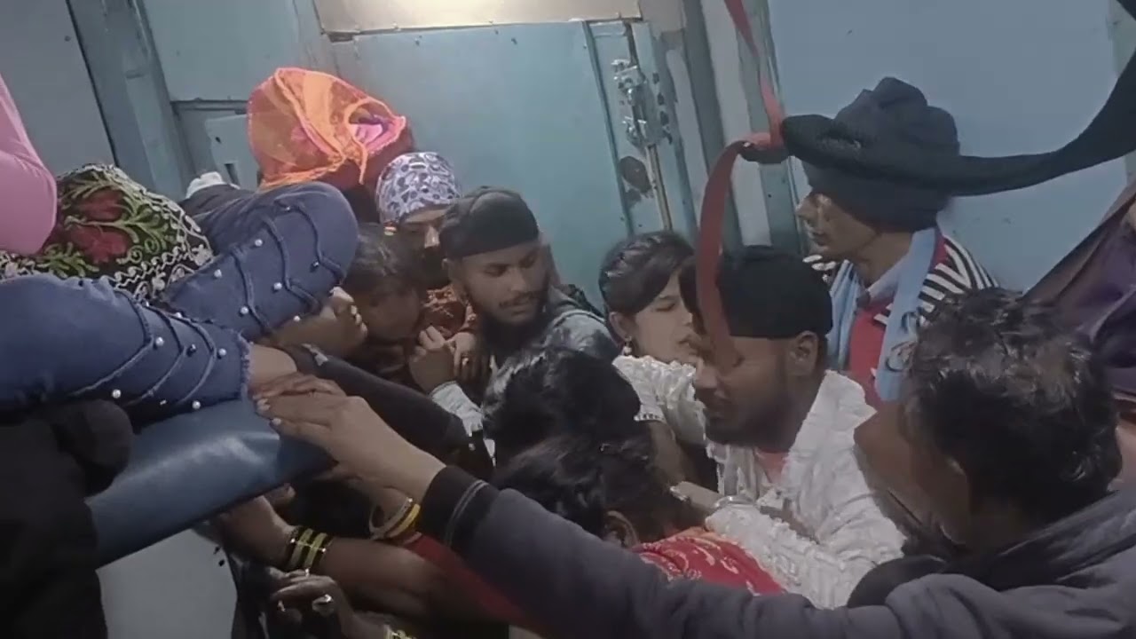 प्रयागराज जाते हुए ट्रेन में बढ़ती भीड़ से हुआ झगड़ा . #youtubevideos #viralvideo #tranding #video🥷🤛