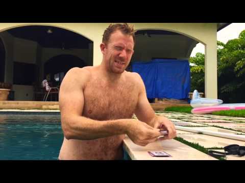 Nelson Dellis Memorizes a Deck of Cards Underwater While Holding Breath