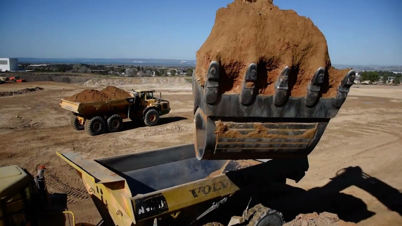 Liebherr 974C loading Volvo A40