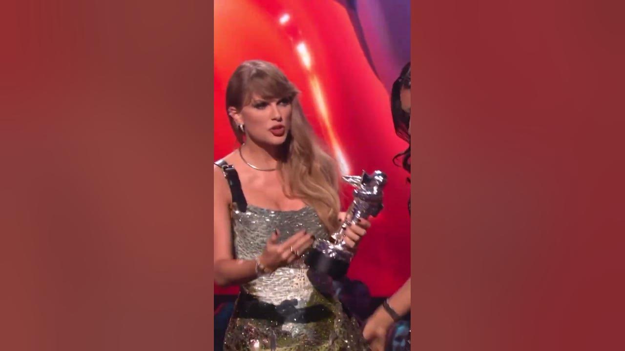 Taylor Swift, the Queen of VMA, invites Post Malone on stage while receiving her award #taylorswift