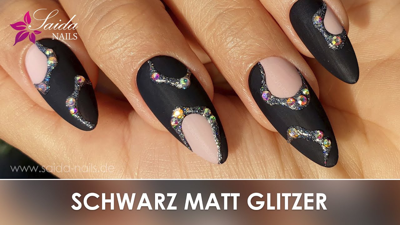 dunkel lila nägel mit glitzer