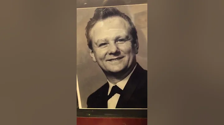 Ronald Davenport singing La Donna