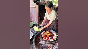 Chồng tôi làm việc rất chăm chỉ nên tôi đã nấu cho anh ấy một nồi đồ ăn ngon.