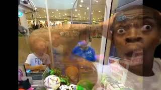 Gimmi boy Vs bimbi in una macchinetta