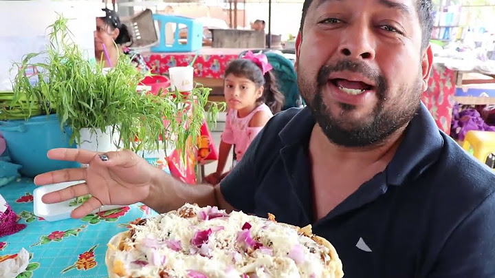 Comiendo picadas en un mercado de Acapulco (Henry Carrera)