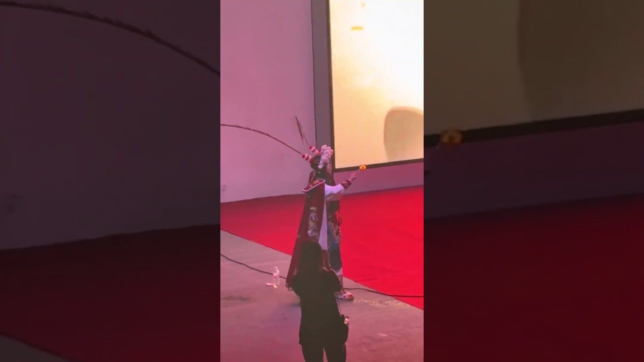 大学校园歌手大赛上表演“喷火绝活”，结果没想到……😂