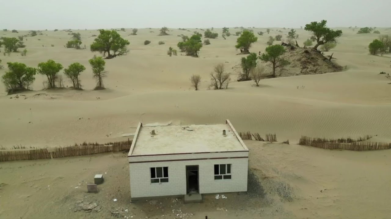 骑行新疆沙漠公路，无人区发现恐怖废弃房子，晚上腊肉煮米饭吃