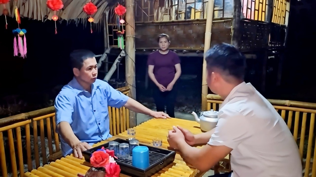 Luyen's father arrived and suspected her feelings for Luyen