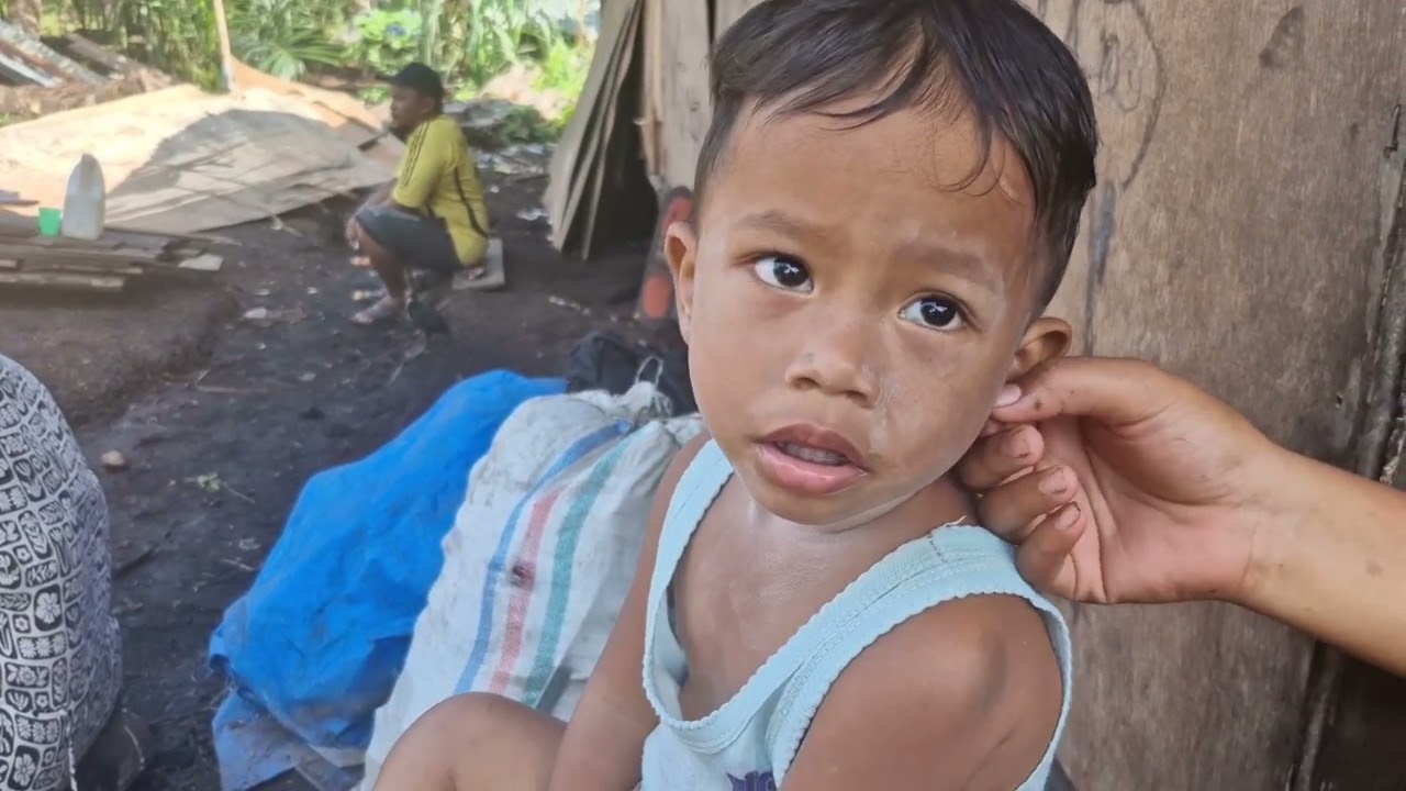 Bergotong royong lagi membuat pondasi rumah Mak kak Nana..