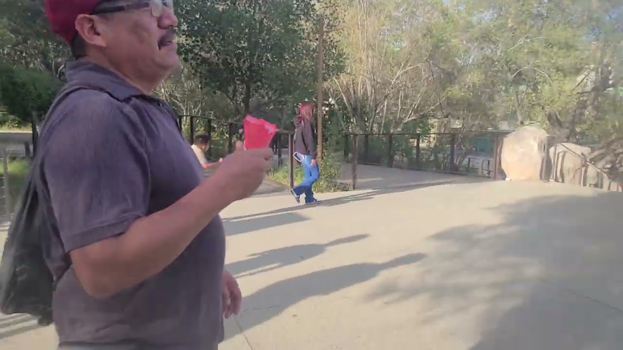 refrescandome con un  helado 