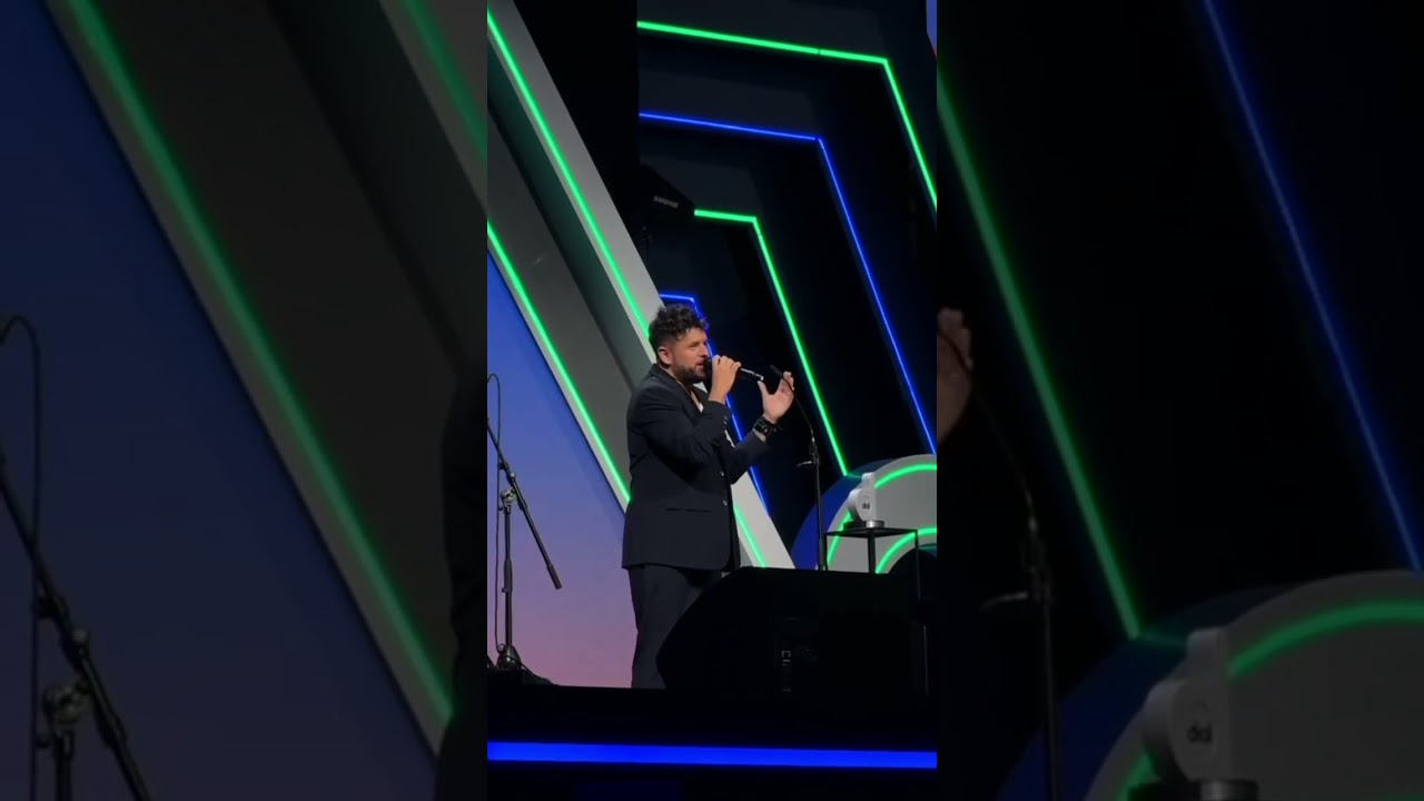 @pablolopezpiano entregando a @luisfonsi Premio DIAL ❤️‍🔥 #premiosdial