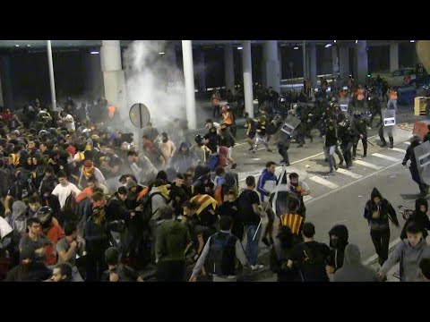 Barcelone: heurts entre policiers et manifestants à l'aéroport 1/2 | AFP Images