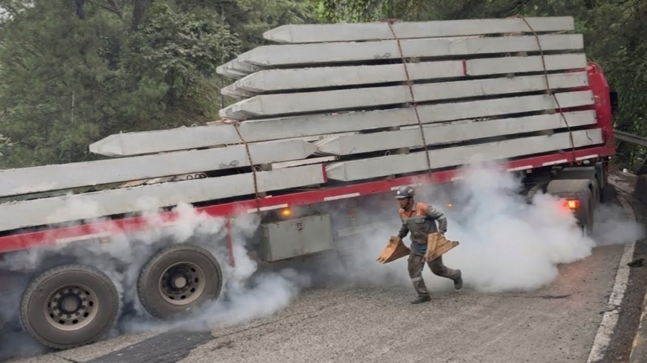 Truk Trailer Siba Surya Terjebak di Tanjakan Sitinjau Lauik