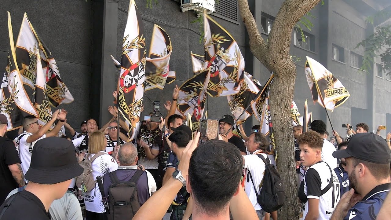La afición del Ceuta se vuelca en la previa del partido contra el Zaragoza
