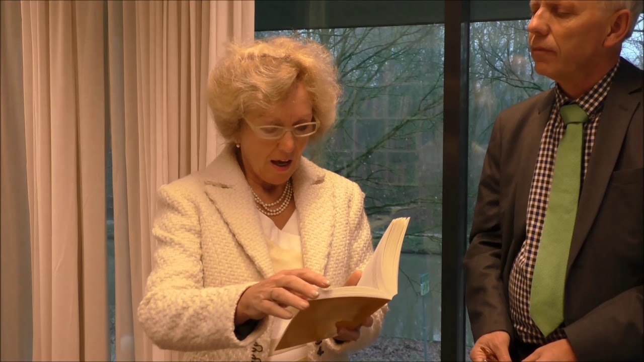 Margriet en Kees van de Kooi lezen voor uit 'Goed gereedschap is het