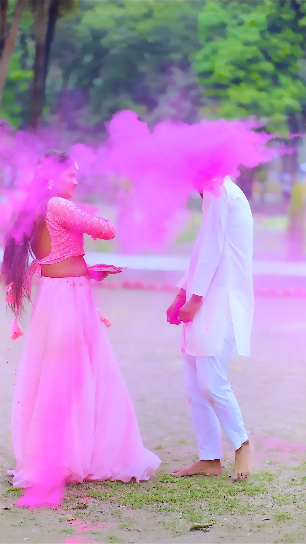 bhabi ke sang holi me rang gulal udayenge