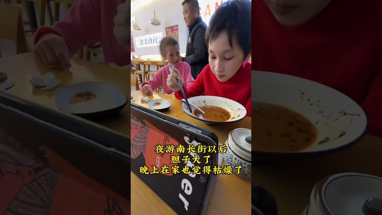 大姐告诉我今晚特地给弟弟在家里大厅聊了20分钟……叫弟弟不欺负我！弟弟也同意！敢于面对弟弟，也放弃所谓的抵抗……于是心情不错，叫我出来宵夜……#廖小乐 #记录真实生活 #传递正能量 #人间温暖