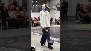 Mowalola LFW Reminds me of when high schoolers use to Sagging their pants to their knees 😂 #lfw