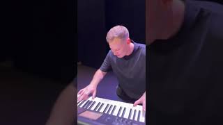 Сашка ещё и на клавишных могет,талантише🎹