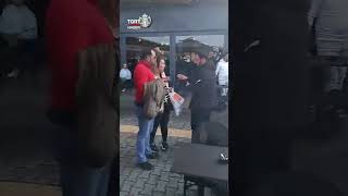 İsraili Protesto Eden Bir Grup Starbucksa Gidip Müşterilerin Kahvelerini Yere Döktü