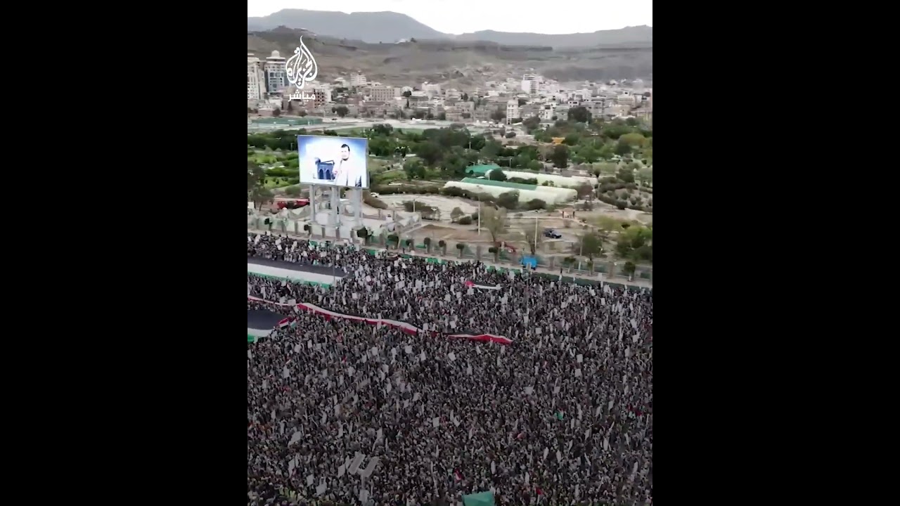 رافعين الأعلام الفلسطينية.. يمنيون يخرجون إلى شوارع العاصمة صنعاء تضامنًا مع الفلسطينيين