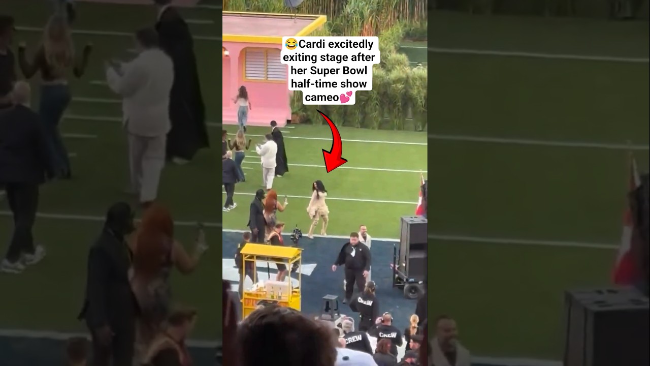 😂Cardi excitedly exiting stage after her Super Bowl half-time show cameo💕