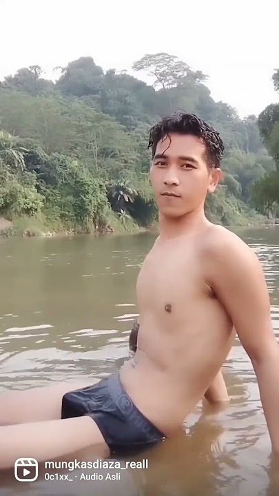 Mandi di sungai #shorts #short #shortvideo #mytripmyadventure #nature #eksplore #naked #bulge