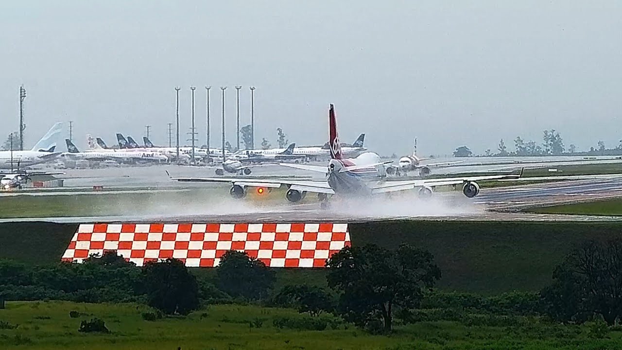 GIGANTE AVIÃO CARGUEIRO DECOLANDO NA CHUVA E SUMINDO NO SPRAY EM CAMPINAS VIRACOPOS -BOEING 747-400F