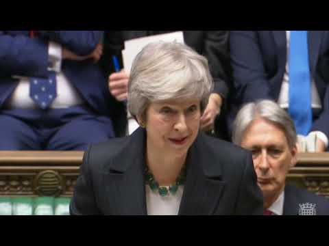 Theresa May defiende el acuerdo del "brexit" entre dimisiones de sus ministros