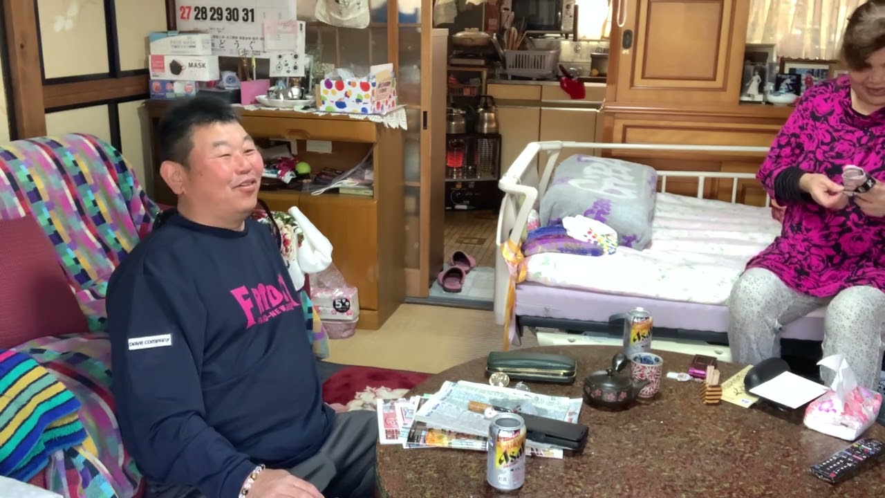 実家で母ちゃんと食前のビール