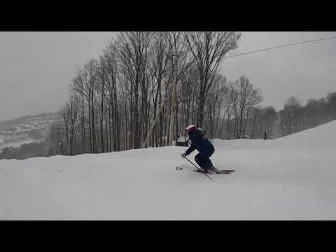 Jouer en ski dans la neige Bromont 12 mars 2022