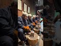🔪✨ ¡Estamos haciendo cuchillos desde cero en Japón! Una experiencia única que pronto podrás vivir
