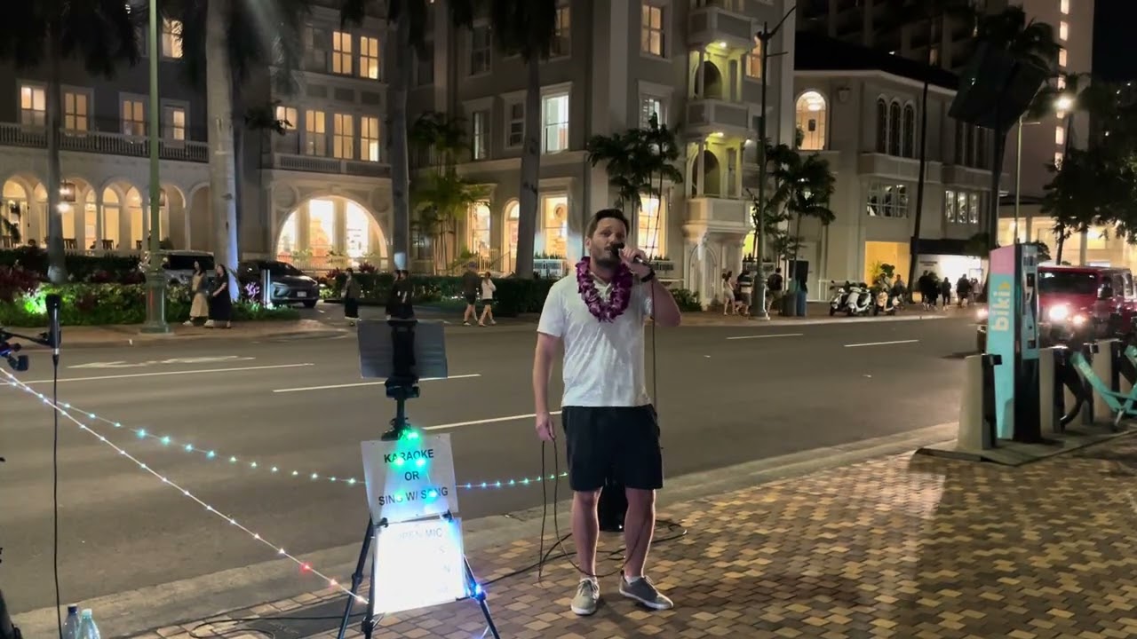 Pretty Woman - Honolulu Street Karaoke