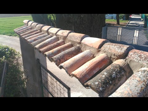 Vídeo: Escuela Revestida De Tejas Por (Se) Arch Architekten Está Alrededor De Un Patio Empedrado